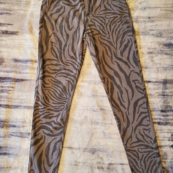 ♡♡♡♡♡  NWT zebra striped jeans - Picture 6 of 13